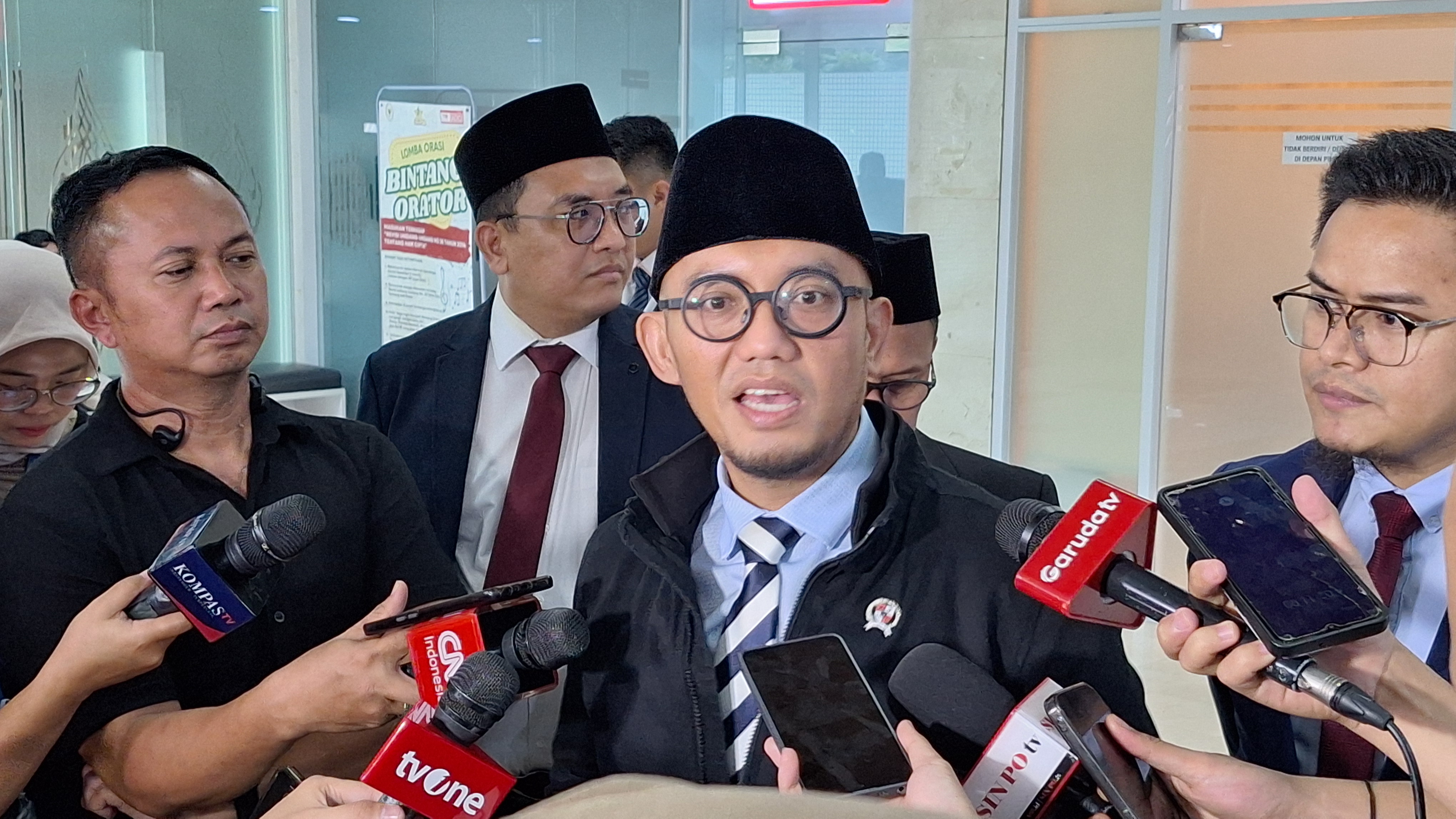 Wamen Haji Setuju Usulan DPR: Pramugari Penerbangan Haji Diminta Berbusana Syar’i