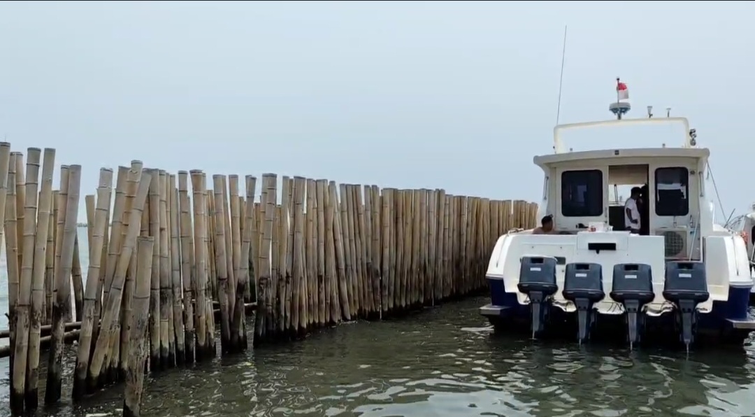 Dampak Patahan Bambu Pagar Laut Tangerang Bikin Perahu Nelayan Bocor dan Karam!