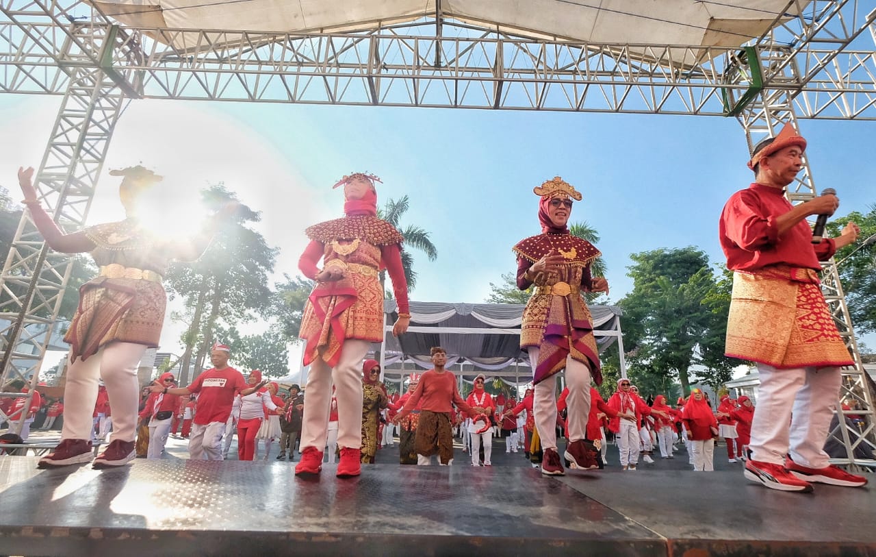 Heboh! Gembira Bareng Senam Dahlan Iskan di Kota Lama Surabaya