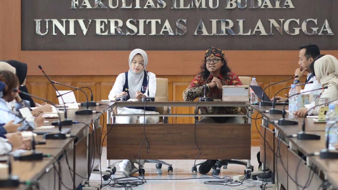 FIB UNAIR Gelar Sekolah Jurnalistik 2025, Jurnalis Harian Disway Soroti Keunggulan Feature yang Tak Tergantikan oleh AI