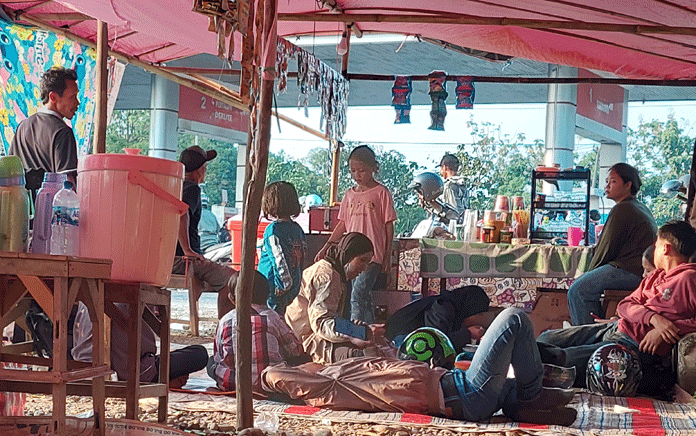 Pedagang Dadakan Senang Arus Balik Lebaran Lebih Lama