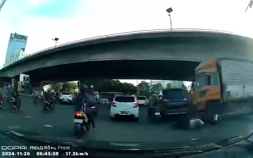 Ngeri, Rekaman Dashcam Ini Jadi Saksi Bisu Kecelakaan Truk Maut yang Tewaskan 2 Orang di Slipi