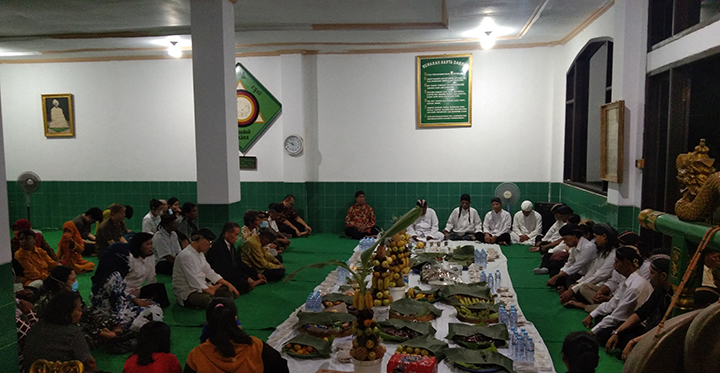 Ritus Suro Para Penghayat Kepercayaan (1); Sejam Hingga Kening Menyentuh Kain