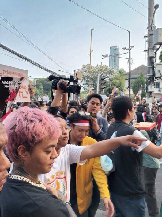 Respect! Dari Reza Arap Hingga Abang Ojol Bagikan Logistik ke Demonstran Tolak RUU Pilkada