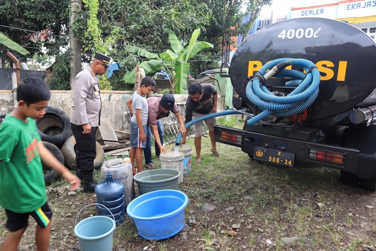 Polres Malang Salurkan Air Bersih untuk Warga Dusun Pepen 