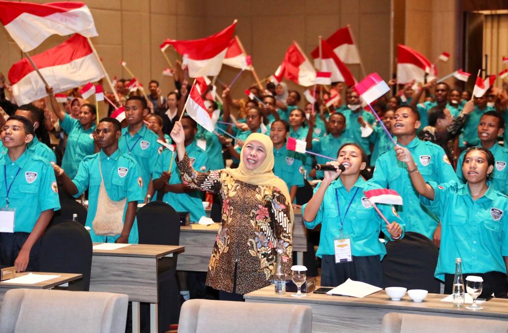 115 Anak Papua Sekolah SMA/SMK di Jatim, Khofifah: Selama di Sini, Saya Mama Kalian Semua