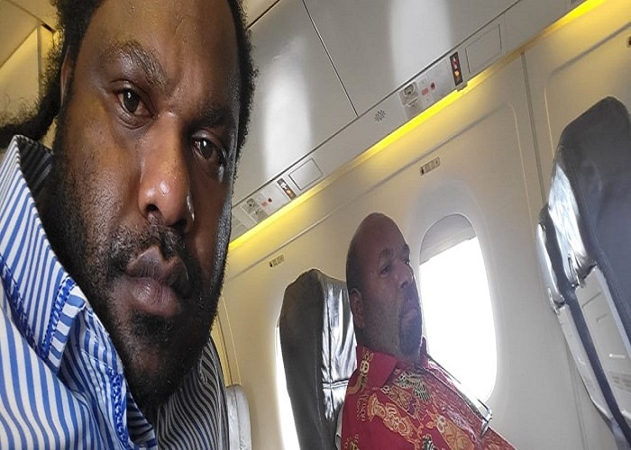 Keciduk KPK! Penampakan Lukas Enembe Terduduk Lesu di Pesawat Beredar, Simpatisan Ngamuk Serang Mako Brimob Kotaraja 
