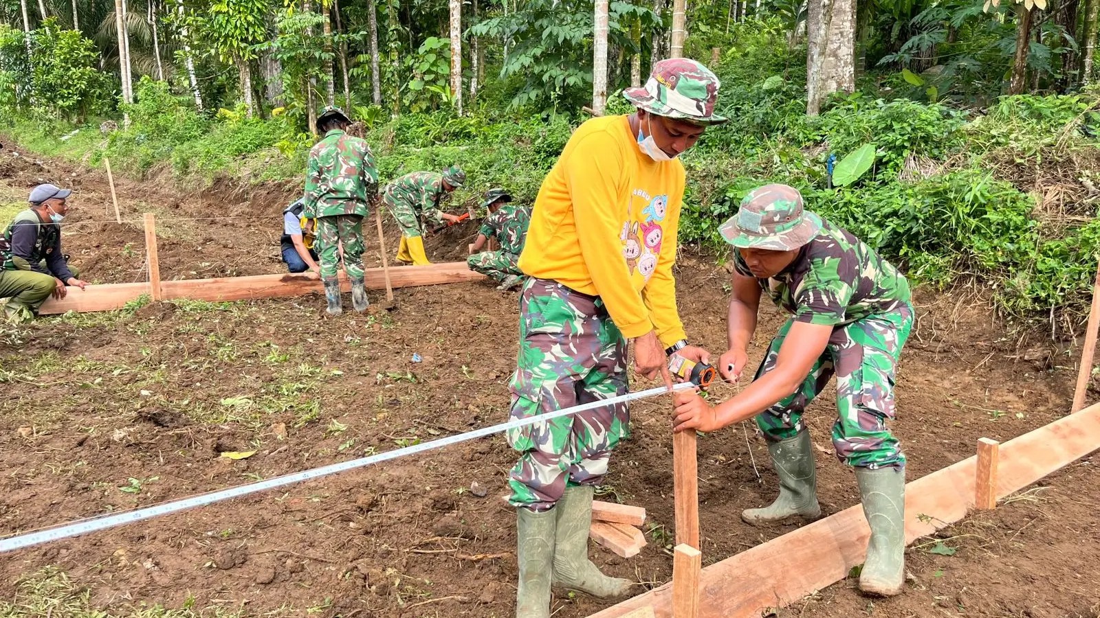 Gerak Cepat BNPB Bareng TNI Percepat Pembangunan Huntara Warga Terdampak Banjir di Palembayan Agam