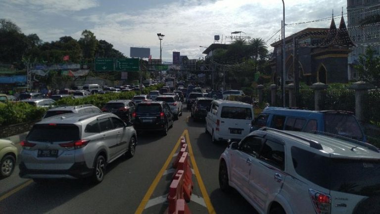 Jalan Raya Ciawi Macet Parah, Jalur Puncak One Way Arah Jakarta Sore Ini