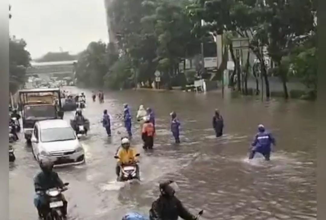 Banjir di DI Panjaitan Makin Tinggi, Mobil Kecil Tak Berani Melintas 