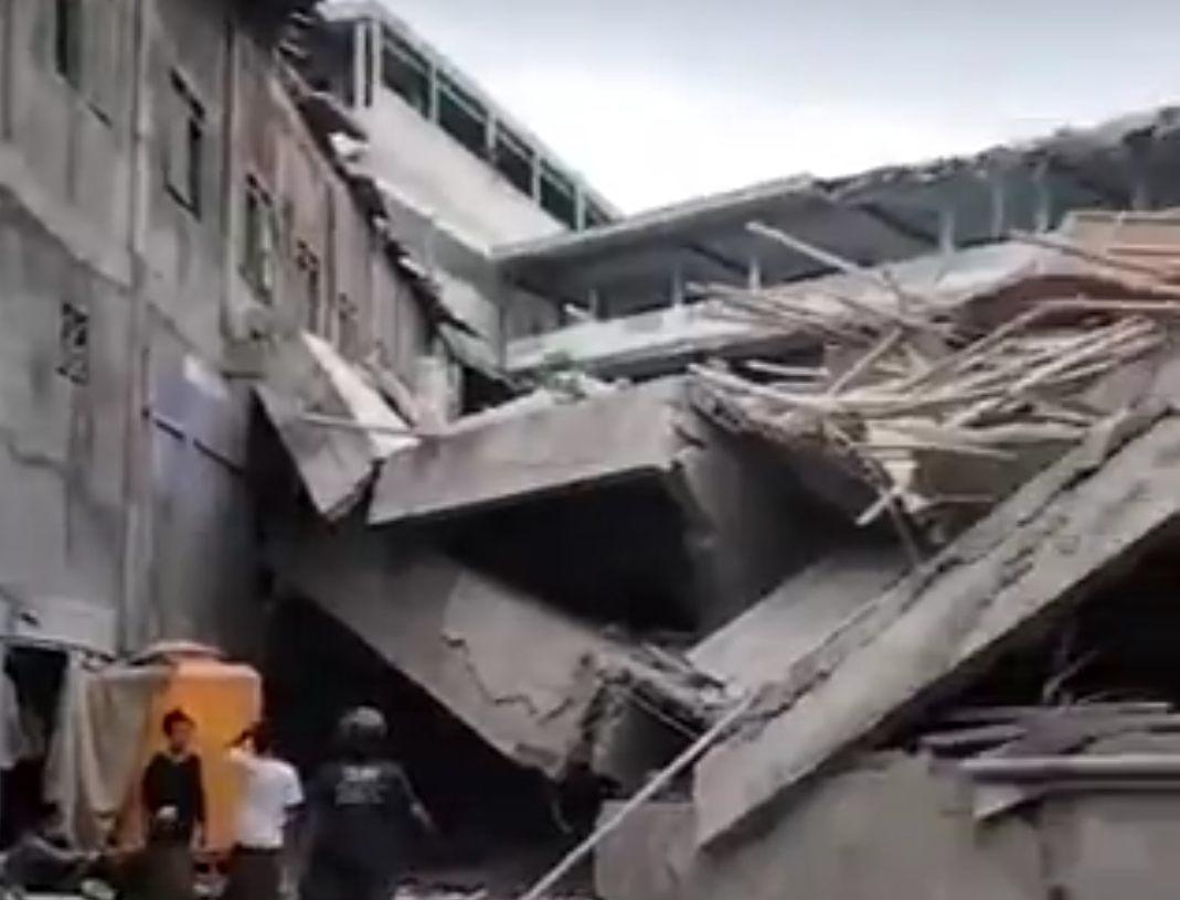 BREAKING NEWS: Gedung di Pesantren Al Khoziny Sidoarjo Roboh Saat Salat Ashar, 18 Ambulans Dikerahkan