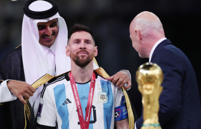 Makna Bitsh, Jubah yang Dipakaikan pada Messi Ketika Angkat Trofi Piala Dunia