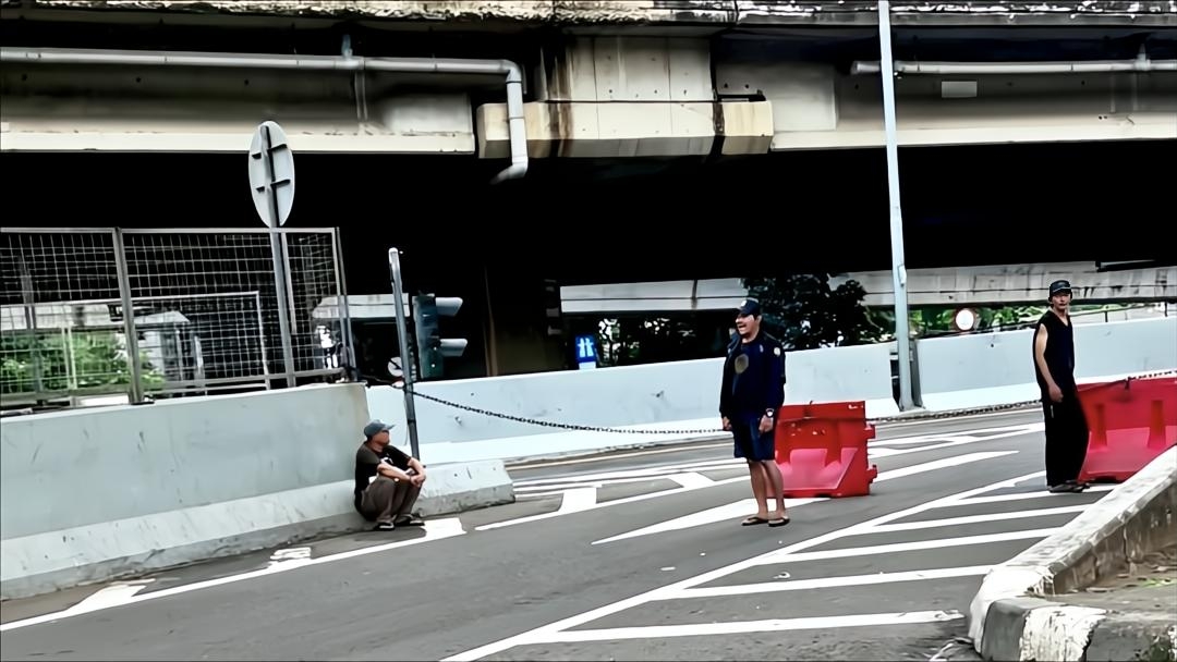 Viral Pak Ogah Tutup Exit Tol Rawa Buaya Pakai Rantai, Gak Dibuka Sebelum Diberi Uang!