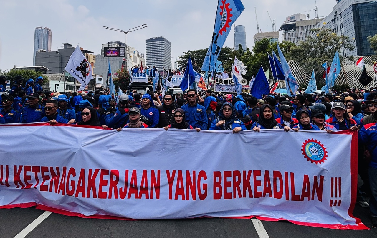 Ribuan Buruh Demo di Sudirman, KSPI Bantah akan Gulingkan Prabowo!