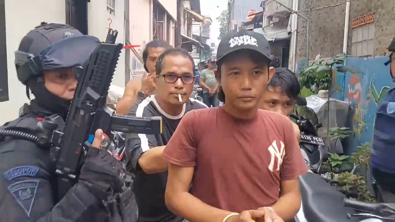 Kampung Bahari Digerebek, BNN-Brimob dapat Perlawanan Bandar Narkoba: 18 Orang Ditangkap!