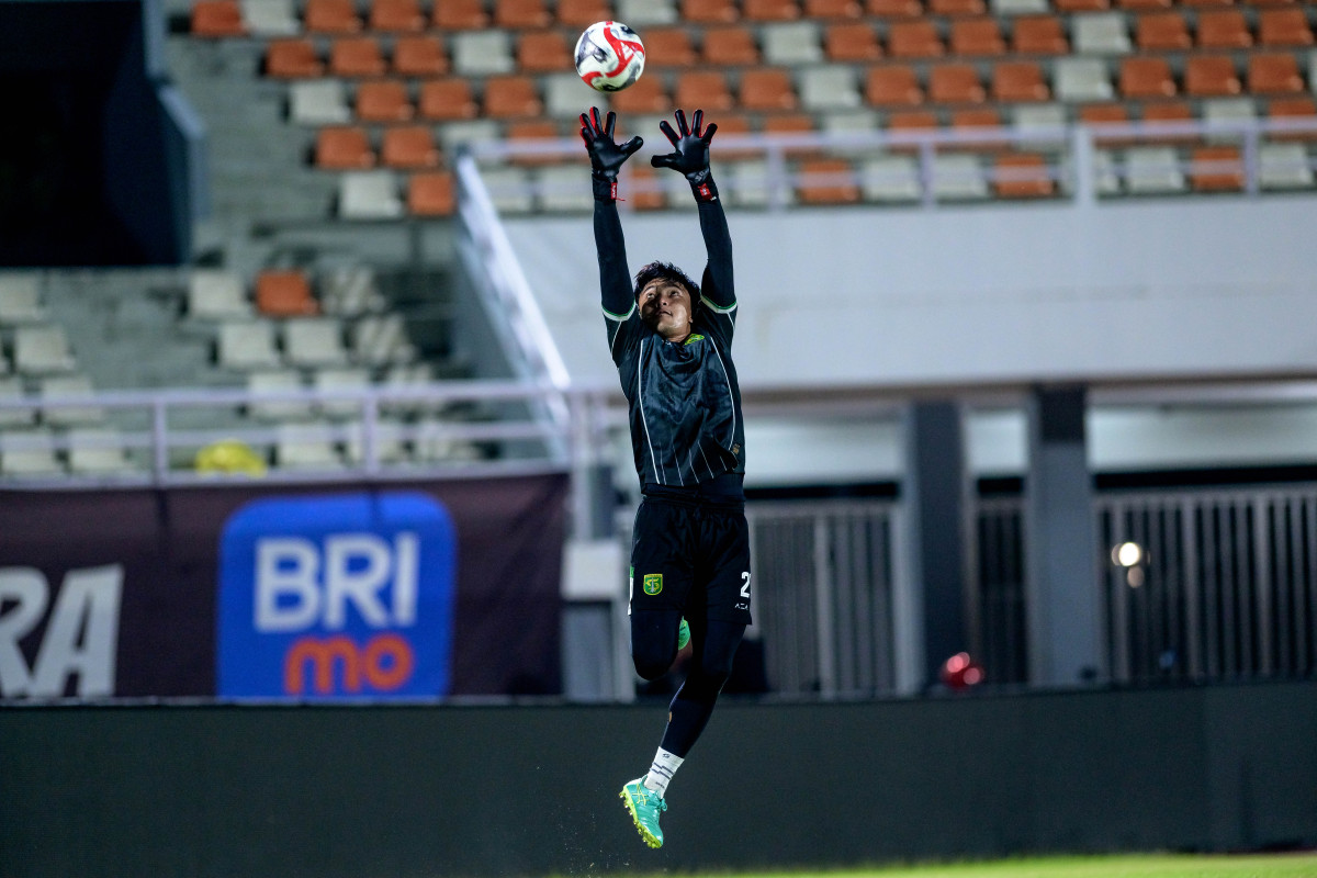 Kiper Persebaya Ernando Ari, Siap Redam Agresivitas Lini Depan Borneo FC