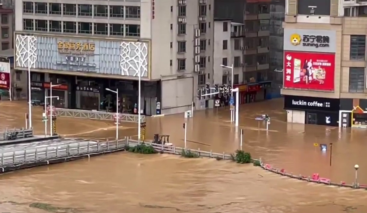 Banjir Besar Landa China, Ratusan Ribu Warga Diungsikan