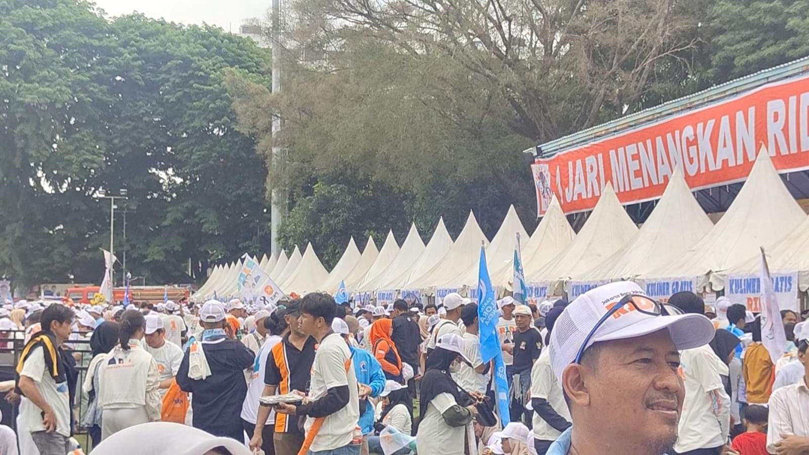 Ribuan Pendukung Padati Kampanye Akbar Pasangan Ridwan Kamil-Suswono di Lapangan Banteng