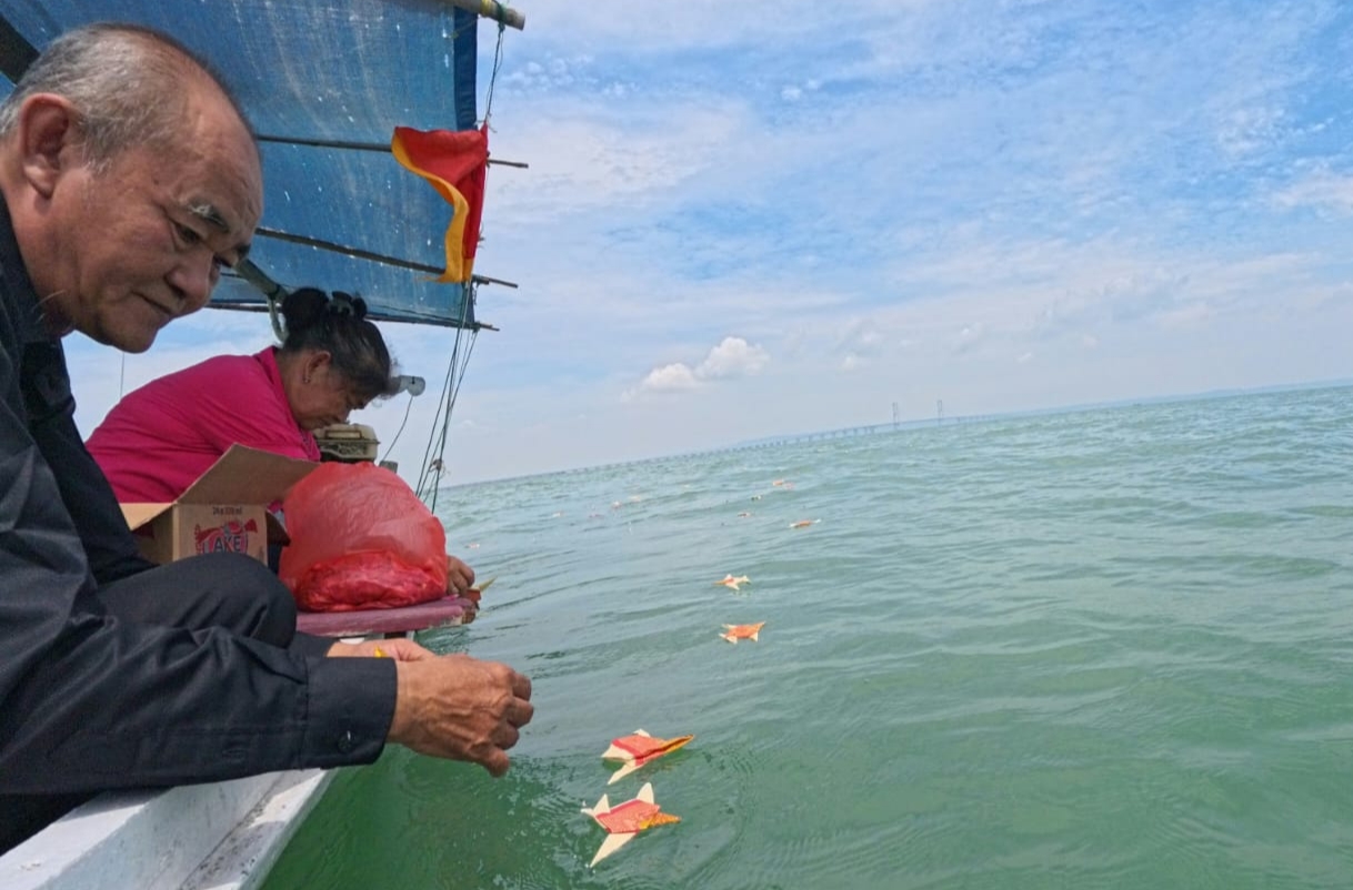 Tradisi Cisuak Larung Jelang Imlek Digelar di Surabaya, Arus Larut Lebur Energi Negatif