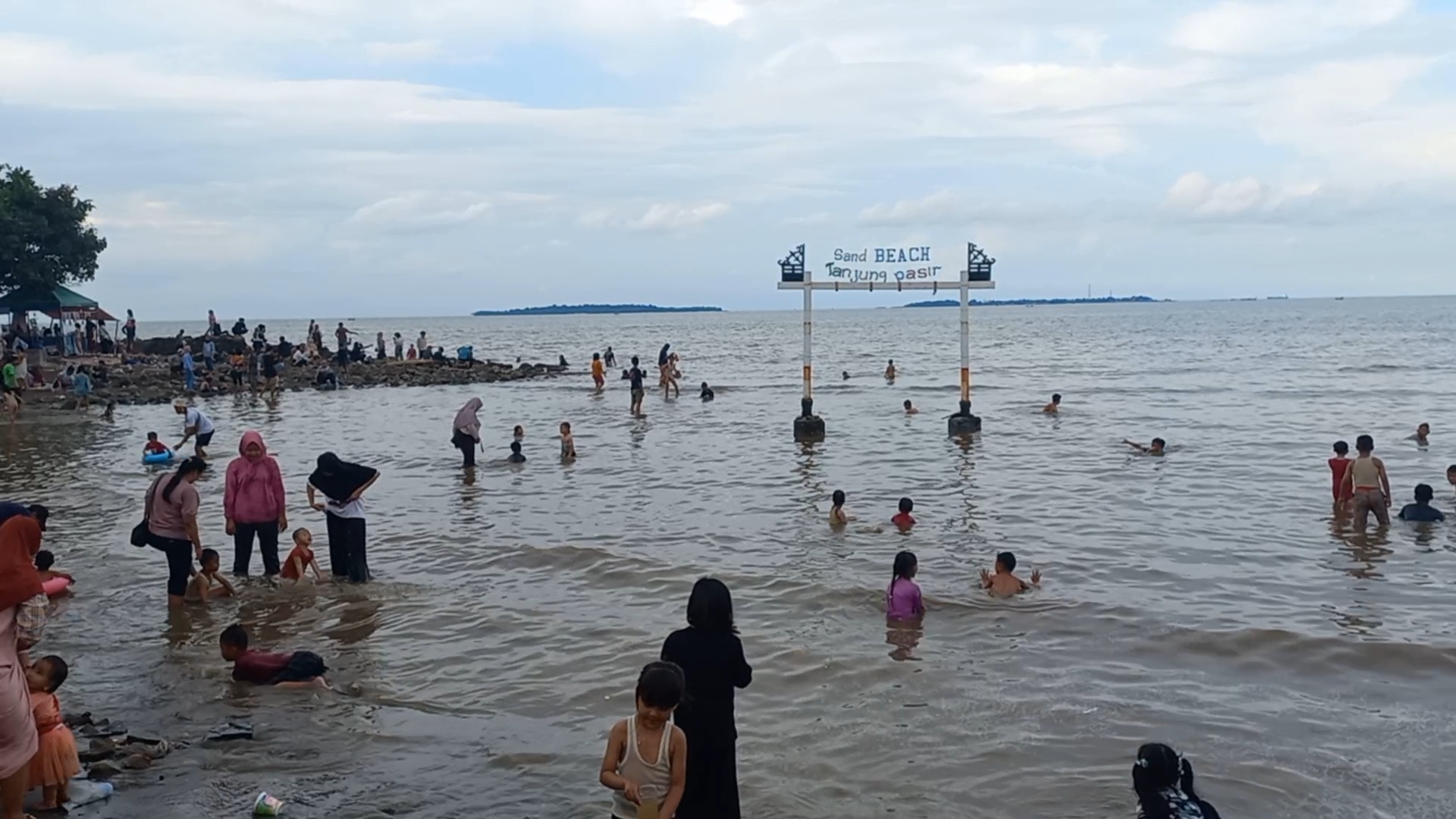 Wisatawan Padati Pantai Tanjung Pasir, Pedagang Kebanjiran Rezeki