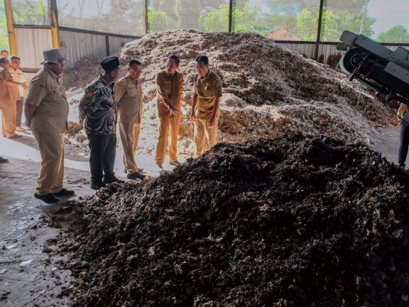 Sinergi Proyek PSEL, Gus Yani Terima Kunjungan Pak Yes di TPA Ngipik Gresik