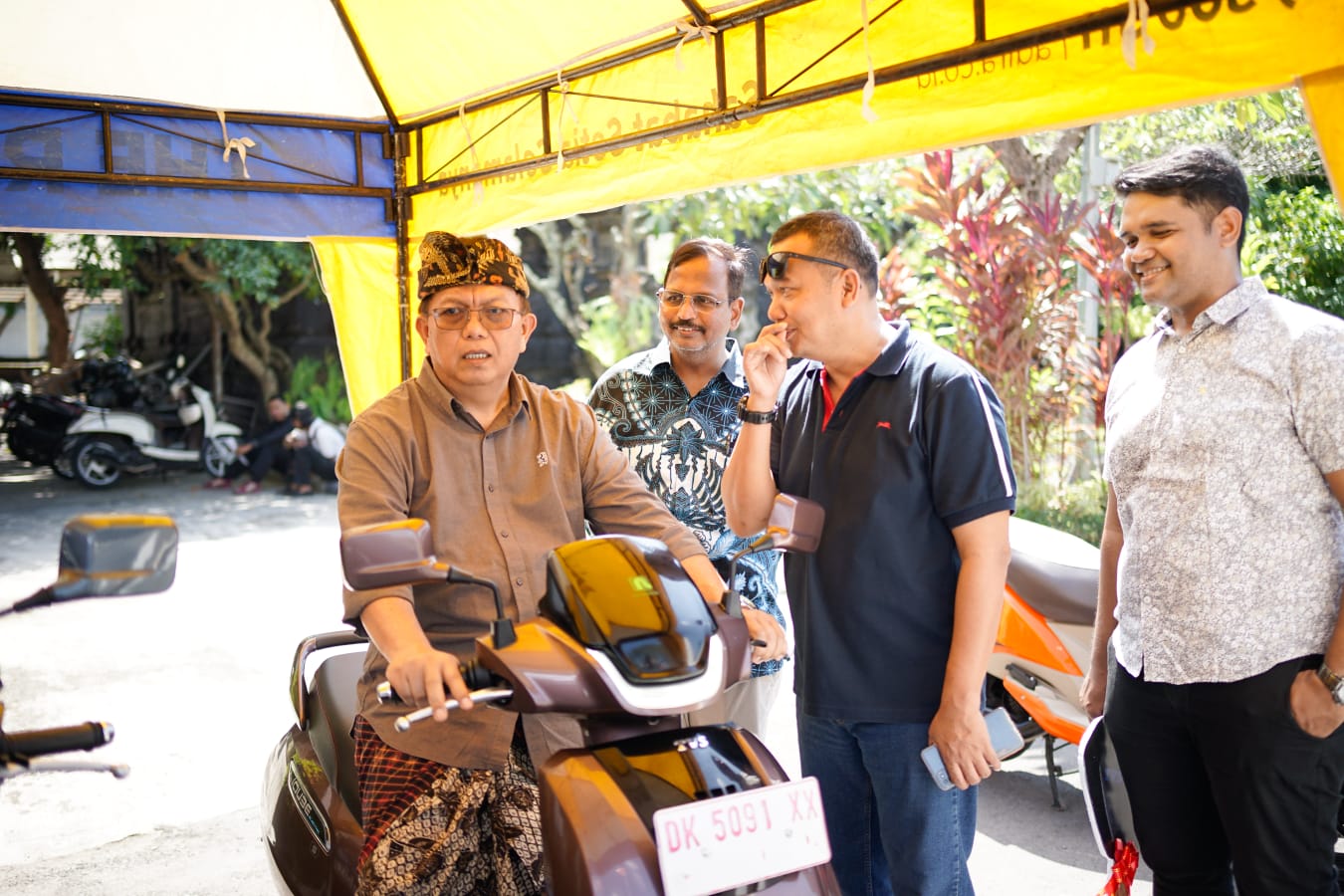 NOA Bike Sewakan Motor Listrik TVS iQube Bagi Wisatawan di Bali
