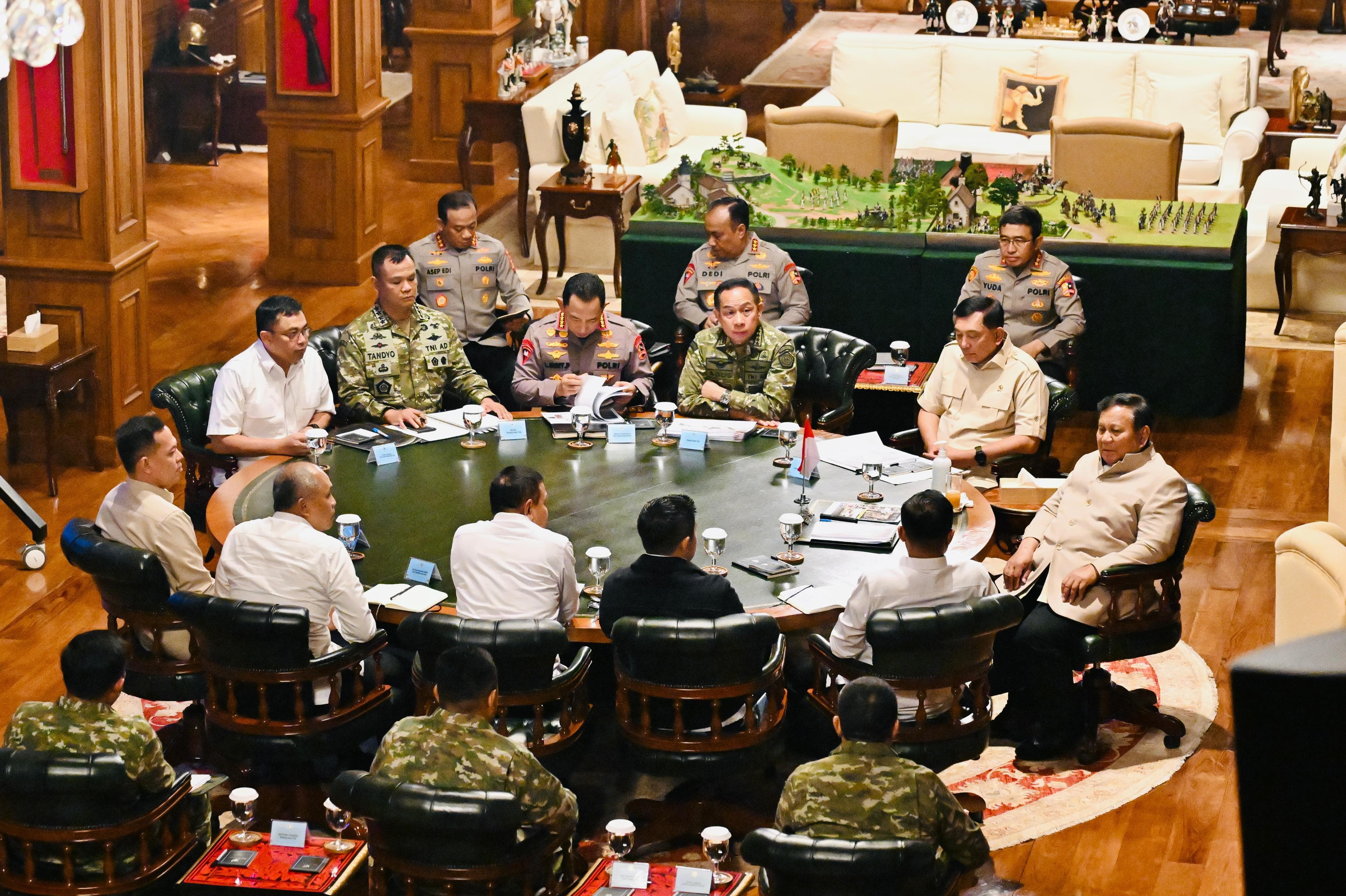 Prabowo Kumpulkan Panglima TNI dan Kapolri di Hambalang, Ini yang Dibahas