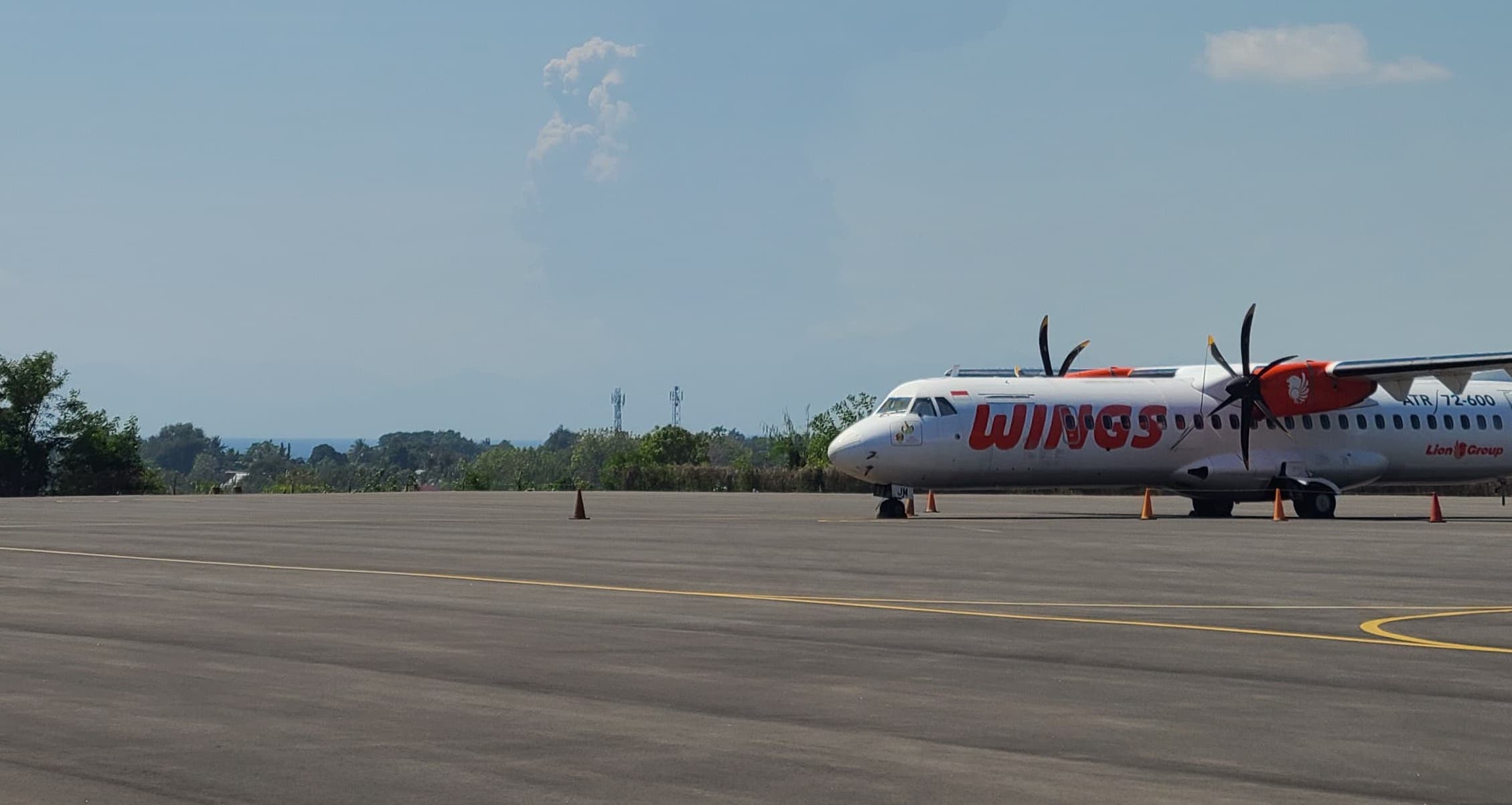 Bandara Fransiskus Xaverius Seda Ditutup Akibat Abu Vulkanik Gunung Lewetobi Laki-Laki