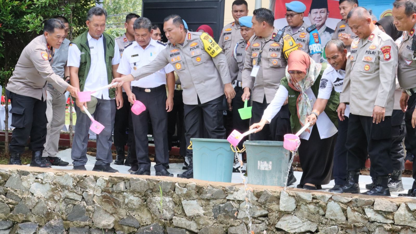 Dukung Kebijakan Prabowo untuk Swasembada Pangan, Polresta Tangerang Tabur Benih Ikan