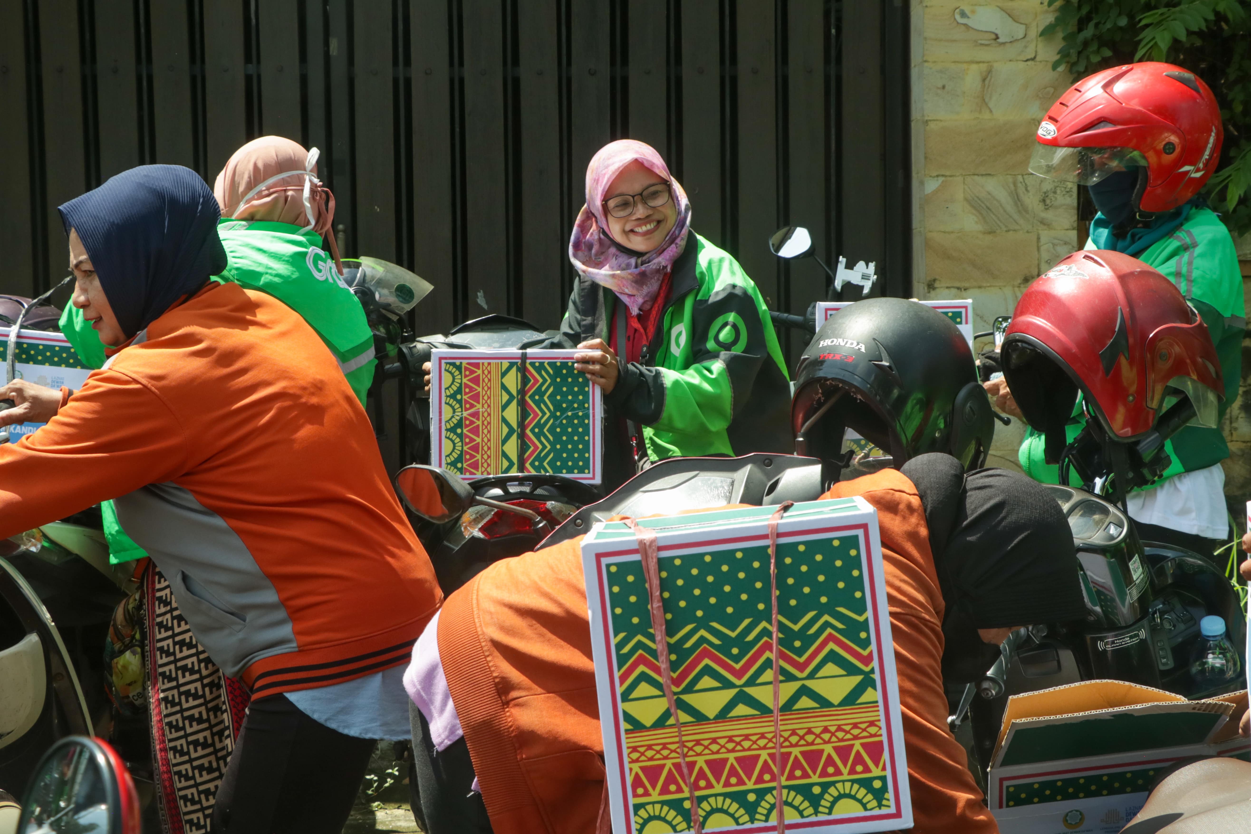 Dewan Da'wah Jawa Timur Ceriakan 50 Ojol Wanita dengan Kajian Agama dan Bingkisan