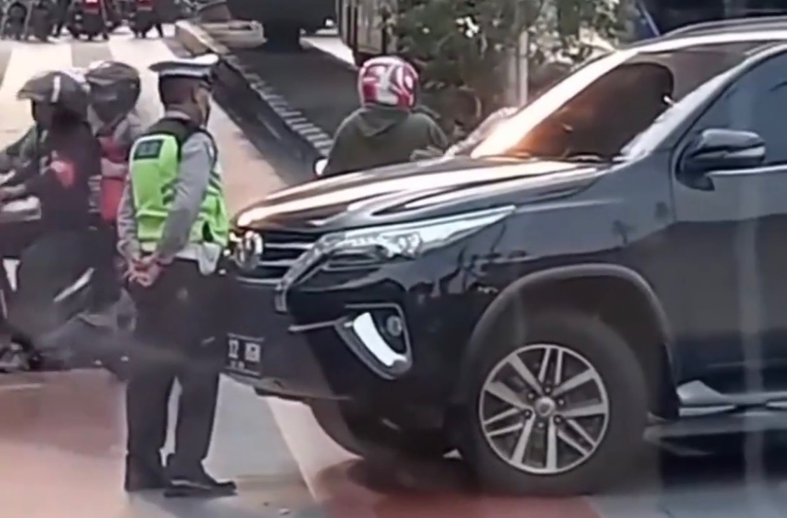 Edan! Viral Arogansi Pengemudi Fortuner di Cengkareng Sengaja Sundul Petugas, Polisi: Saya Dimaki-maki