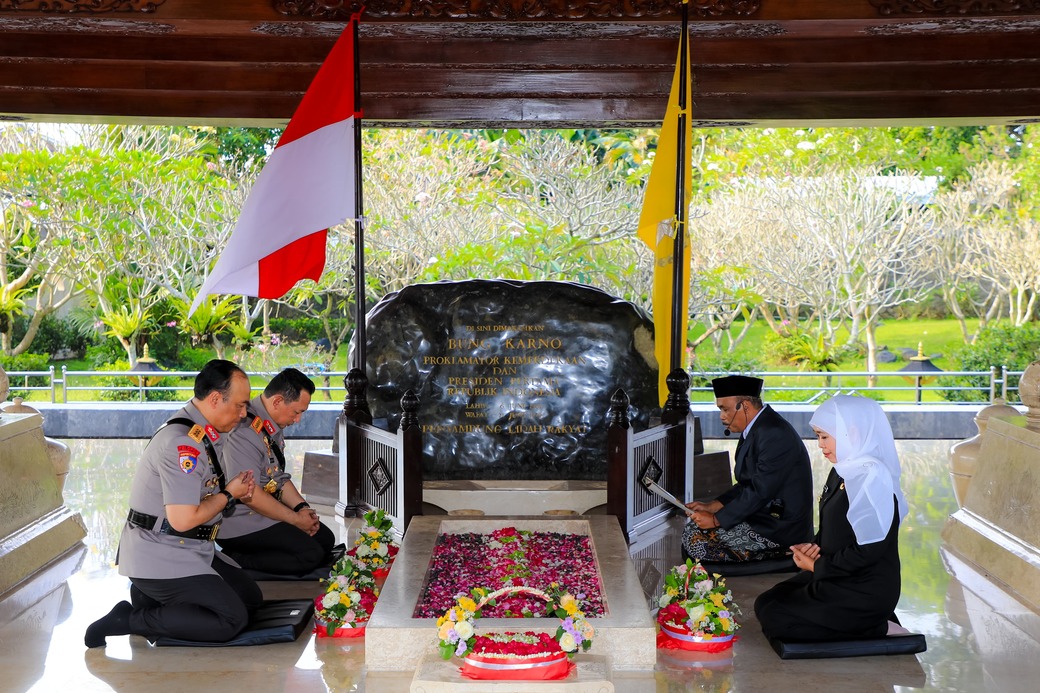 Dampingi Kapolri, Gubernur Khofifah Ziarah Makam Bung Karno