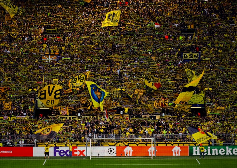 Dortmund Punya 'Yellow Wall', Pasukan Kuning Pendukung Setia dengan Kreativitas yang Kompak!