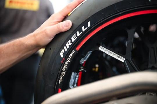 Uji Motor 850cc dan Ban Pirelli di Brno, Marc Marquez Langsung Terjatuh!