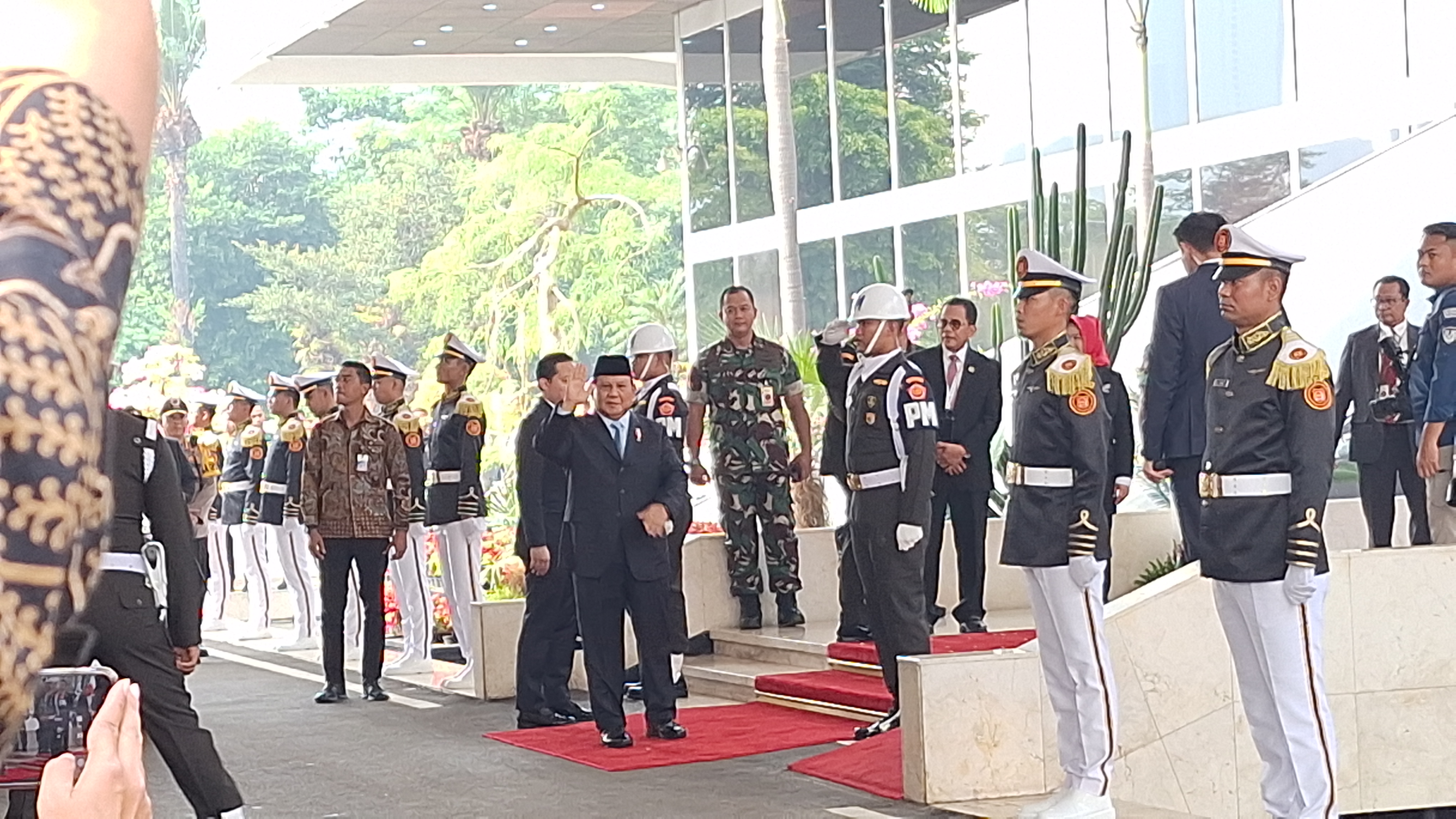 Hadiri Sidang Tahunan MPR RI, Prabowo Tiba Kenakan Jas dan Kemeja Biru Muda