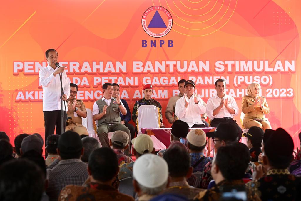 Jokowi Berikan Langsung BLT Puso ke Warga Pekalongan