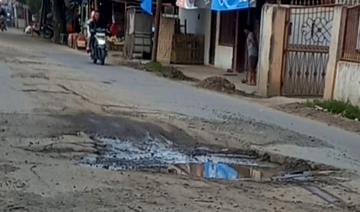 Miris! Akses Jalan Wisata Pantai Tanjung Pasir Tangerang Hancur Parah