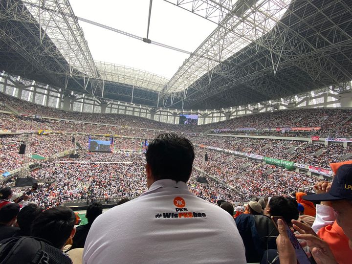 PKS Bagikan 3 Ribu Bendera untuk Putihkan Kampanye Akbar AMIN Kumpul Akbar Bersatu Berani Berubah