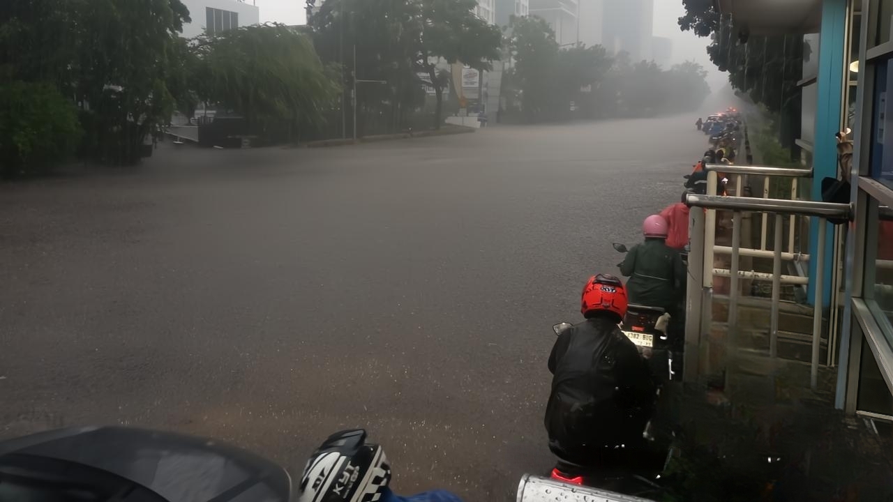 Waspada! BPBD Umumkan Pintu Air Karet Berstatus Siaga 3
