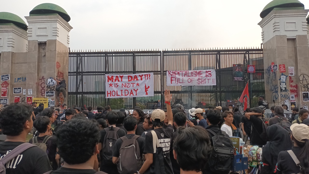 Massa Aksi Buruh May Day 2025 di DPR Dipukul Mundur Polisi, Usai Penampilan Band