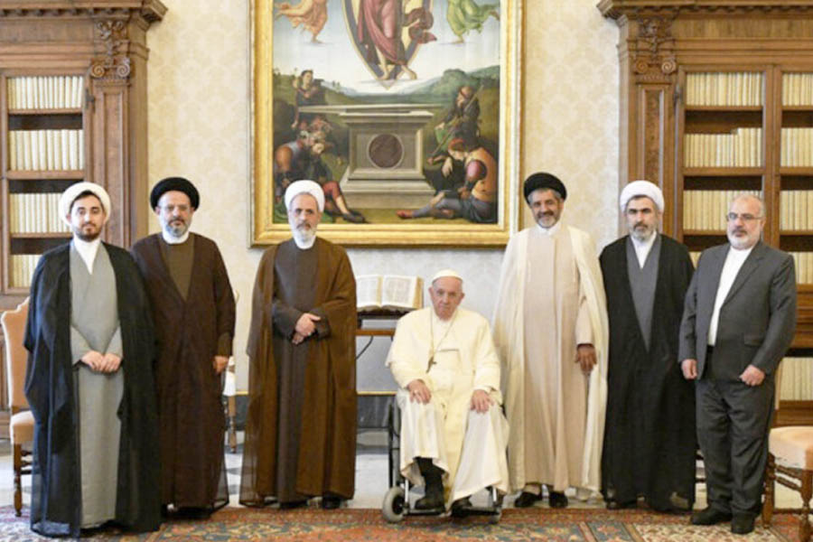 Ayatullah Khamenei Titip Pesan ke Paus Fransiskus, Ini Tentang Palestina