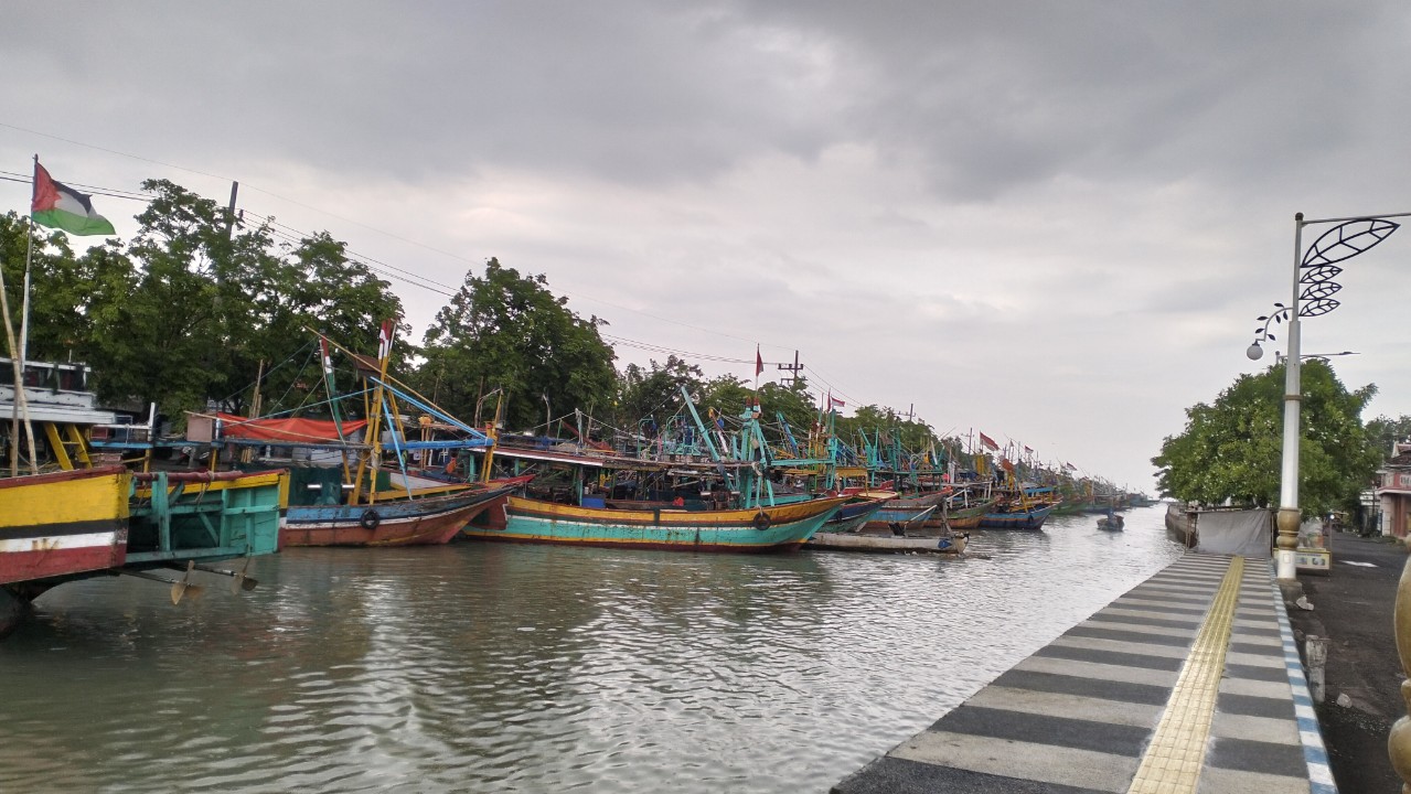 Cuaca Ekstrem Lumpuhkan Aktivitas Nelayan Pasuruan, Harga Ikan Melonjak Tajam