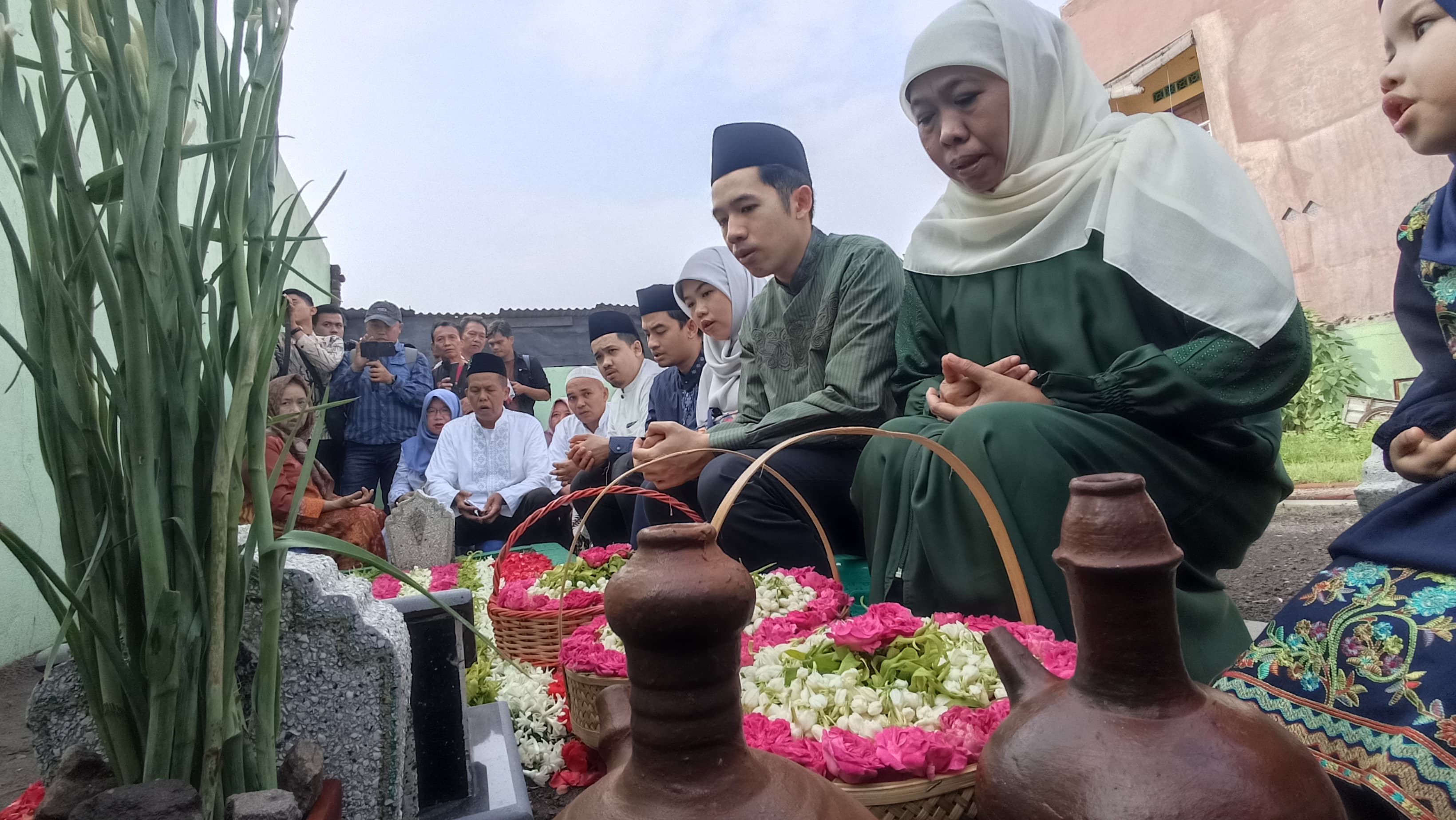 Khofifah Ziarah ke Makam Suami dan Orang Tua sebelum Nyoblos