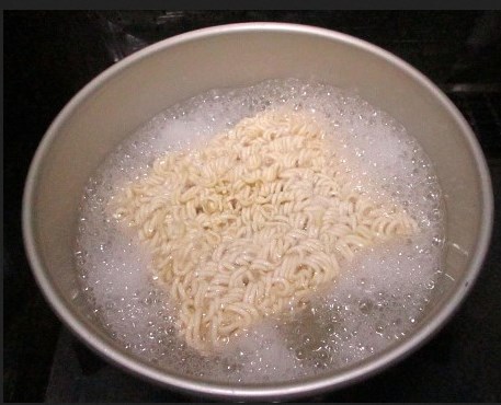 Jangan Dibuang! Air Rebusan Mie Instan Ternyata Simpan Manfaat Luar Biasa, Salah Satunya untuk Mencuci Piring