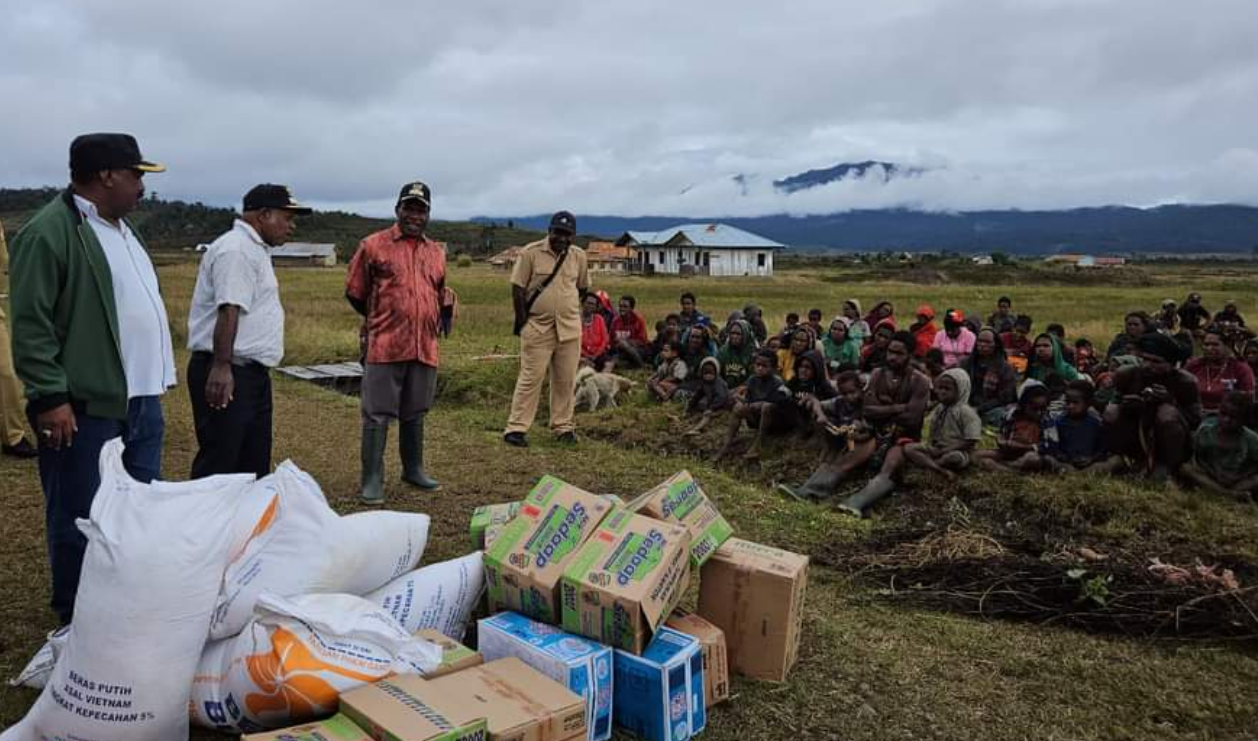 Kapolri Listyo Sigit Salurkan Bantuan 264 Ton Beras dan Ribuan Paket Sembako ke Papua Tengah