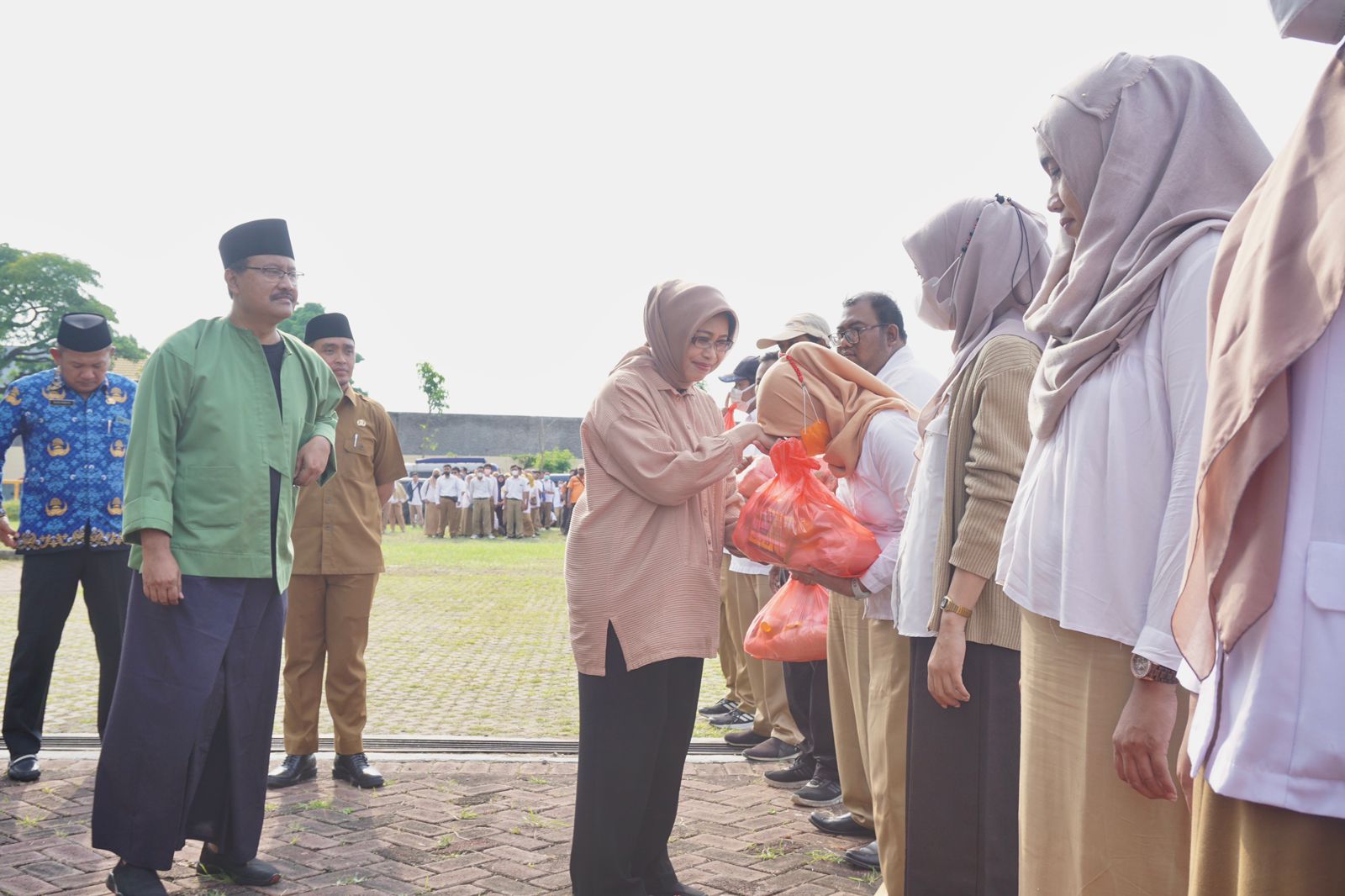 Dua Tahun Pemkot Pasuruan Rutin Salurkan Sembako untuk THL dan   Tenaga Kontrak