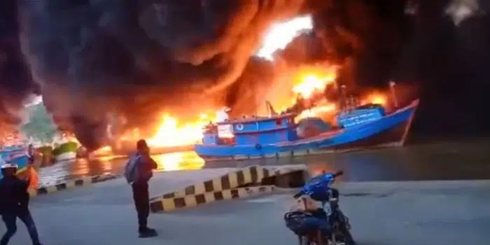 Puluhan Kapal Habis Terbakar di Dermaga Batere Cilacap, Terjadi Beberapa Kali Ledakan
