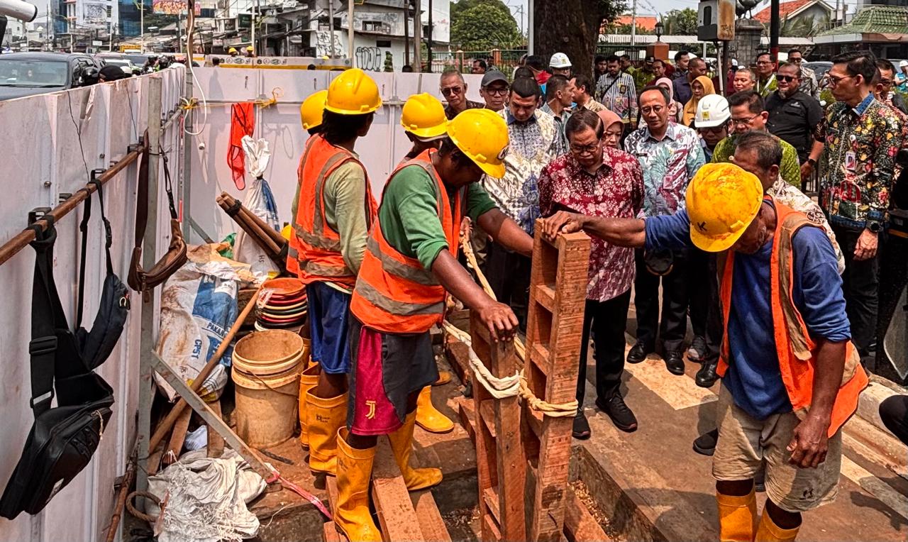 Pramono Targetkan Jakarta Bebas Kabel Udara dalam Lima Tahun