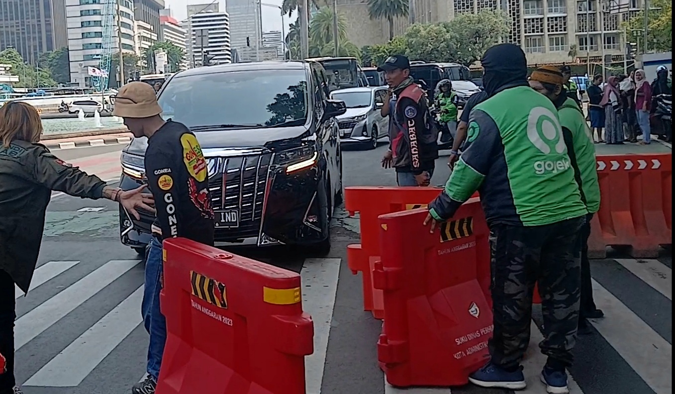 Massa Ojol Coba Blokir Jalan Saat Aksi 272 di Patung Kuda, Bawa 3 Tuntutan!