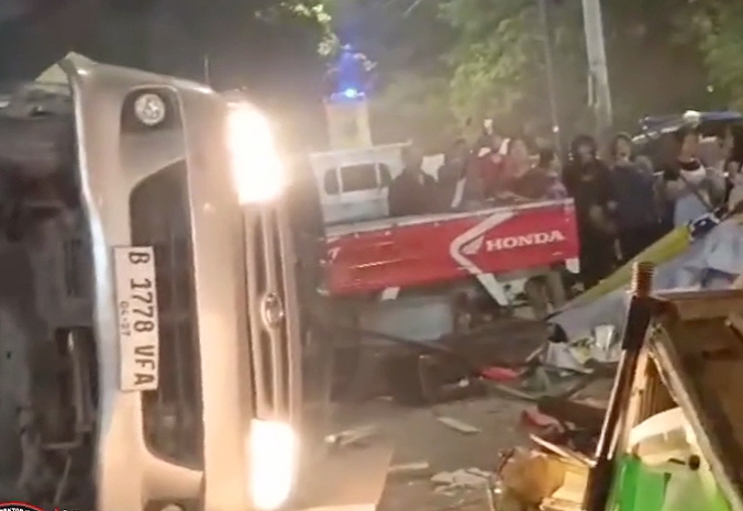 Mobil Tabrak Warung Tenda di Depan Kantor Polsek Cengkareng, Dua Orang Terluka